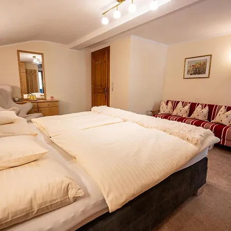 Hartenfels Bed & Breakfast 4*